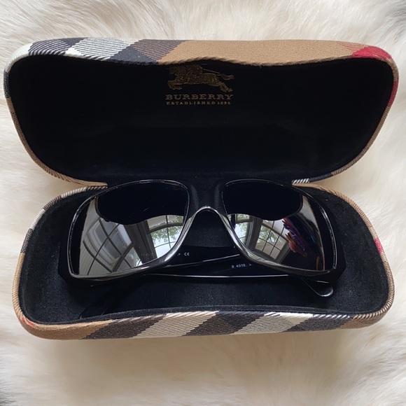 Burberry Sunglasses {B4010}